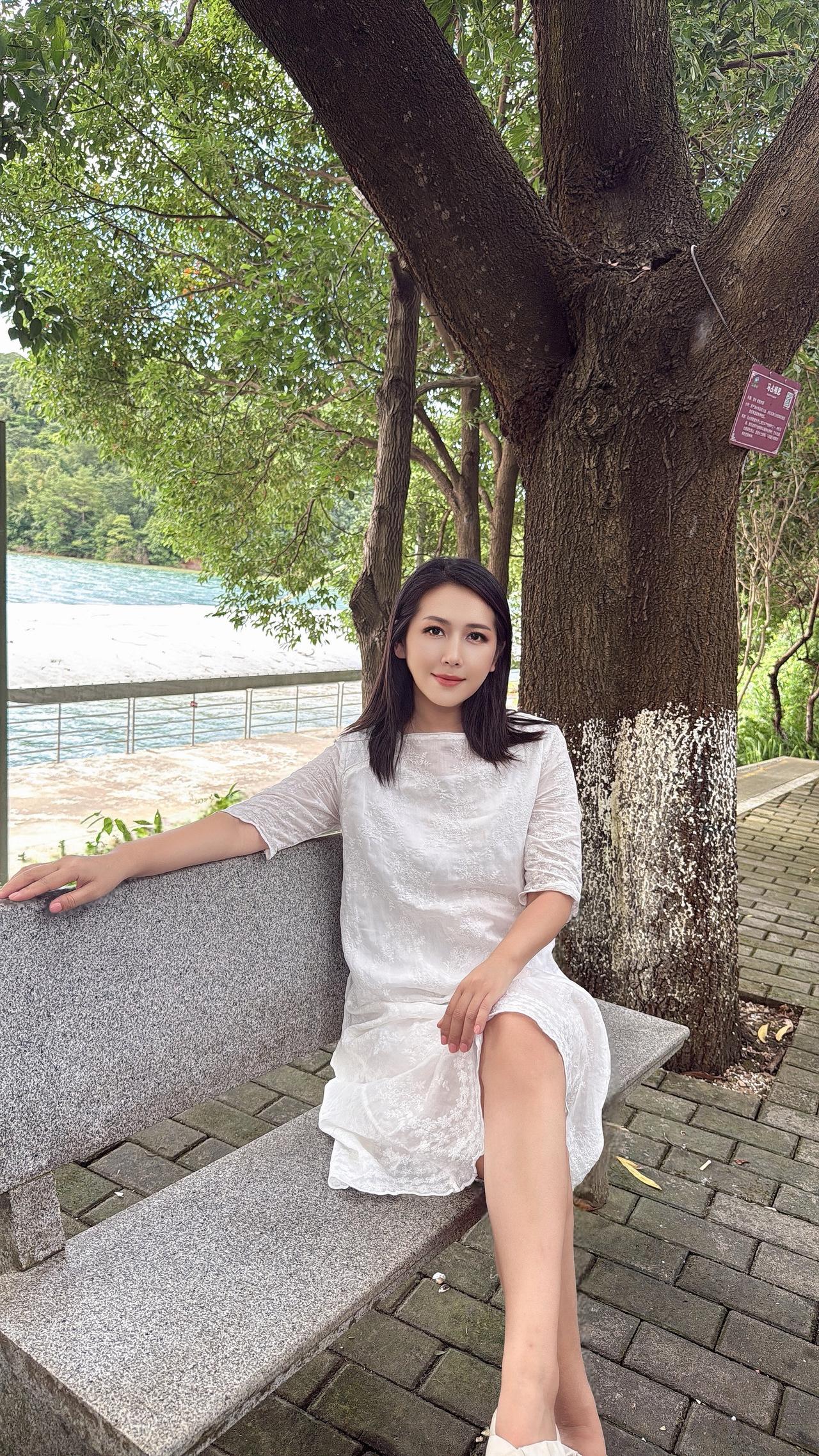 人生有两笔，一笔写前半生，一笔写后半生，前半生写执着，后半生写放下。