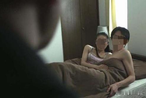 宁夏，男主播与妻子离婚后，控告妻子拍摄自己与其他异性的不雅照片并发到家族群里，事
