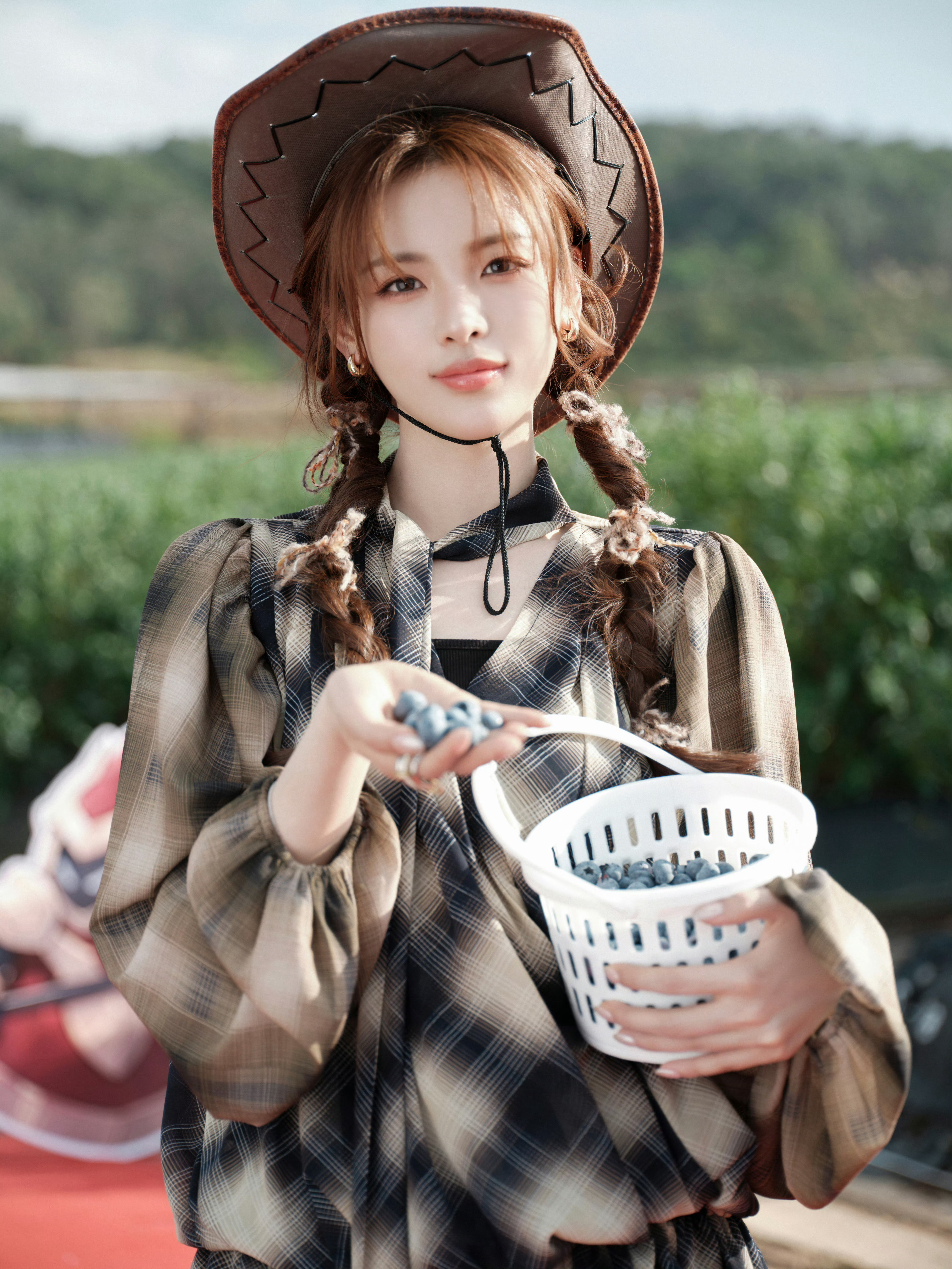 杨超越 虎鲸杨超越这资源路……🐧买股过，🥝合作过，现在又签了👖。她的演技是