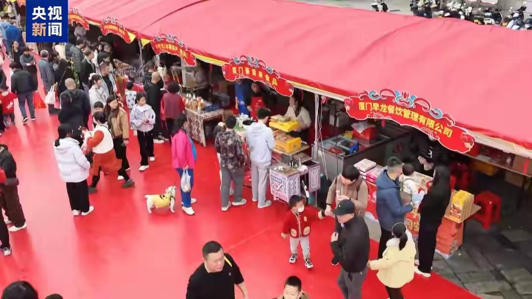 【标题：年轻人成为年货采购的主力军，这背后藏着怎样的心思与时代变迁？】

每到年