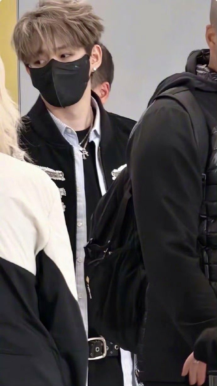 邓为回国潮男感邓为过安检路透，短裤配长靴，私服也是非常潮，口罩遮不住的美貌！ ​