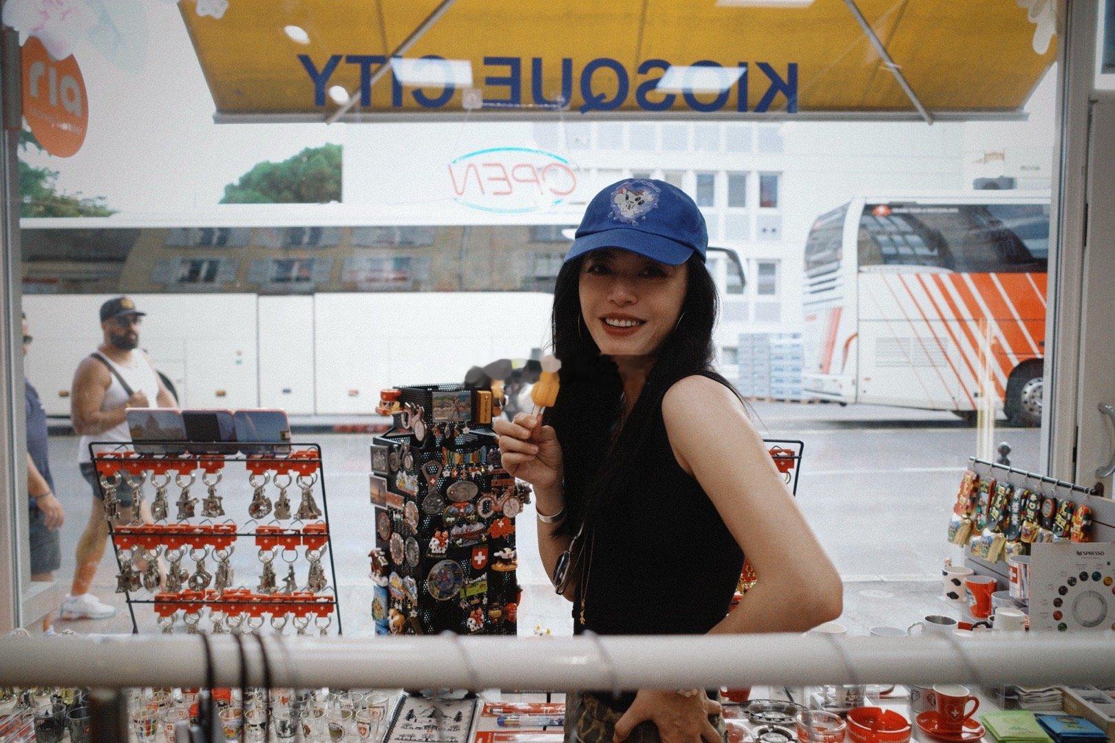 🎈🎈🎈姚晨带来的夏日街拍清爽自由，随心漫游城市街道！姚晨好有生命力的夏日街