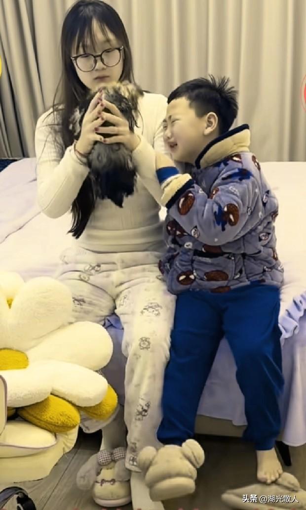 相差十二岁的弟弟要赖着跟姐姐同睡，气得妈妈不停地喝斥：不可以，幼儿园的时候可以和