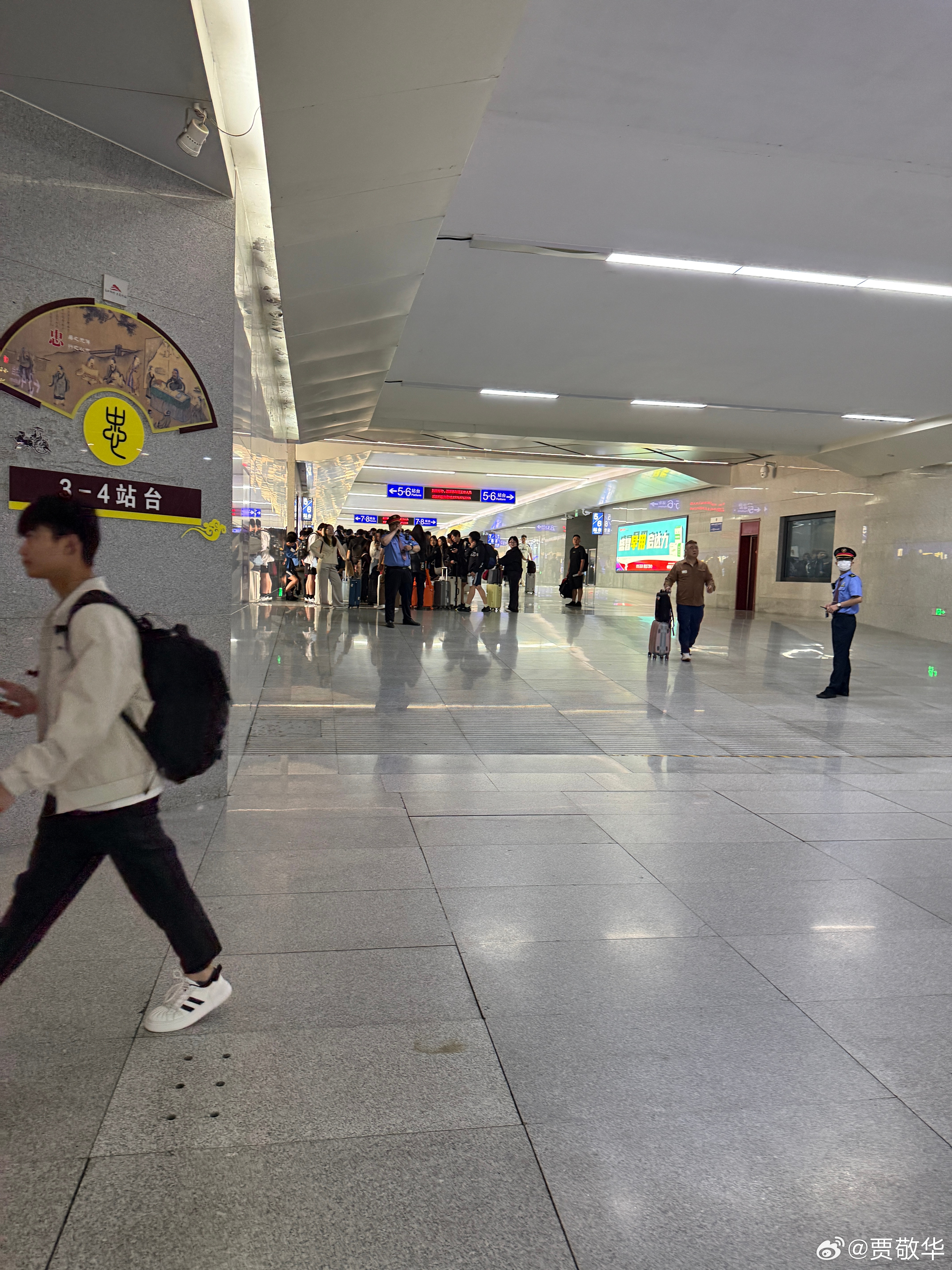 非常奇怪，高铁上可以搜到5G-A信号，可是曲阜东高铁站候车室没有5G-A信号，这