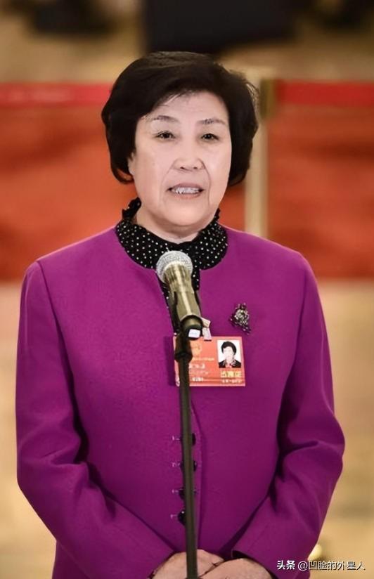 1980年，33岁的郭凤莲被叫进大寨党支部办公室，上级来人念了一份调令：免去大寨