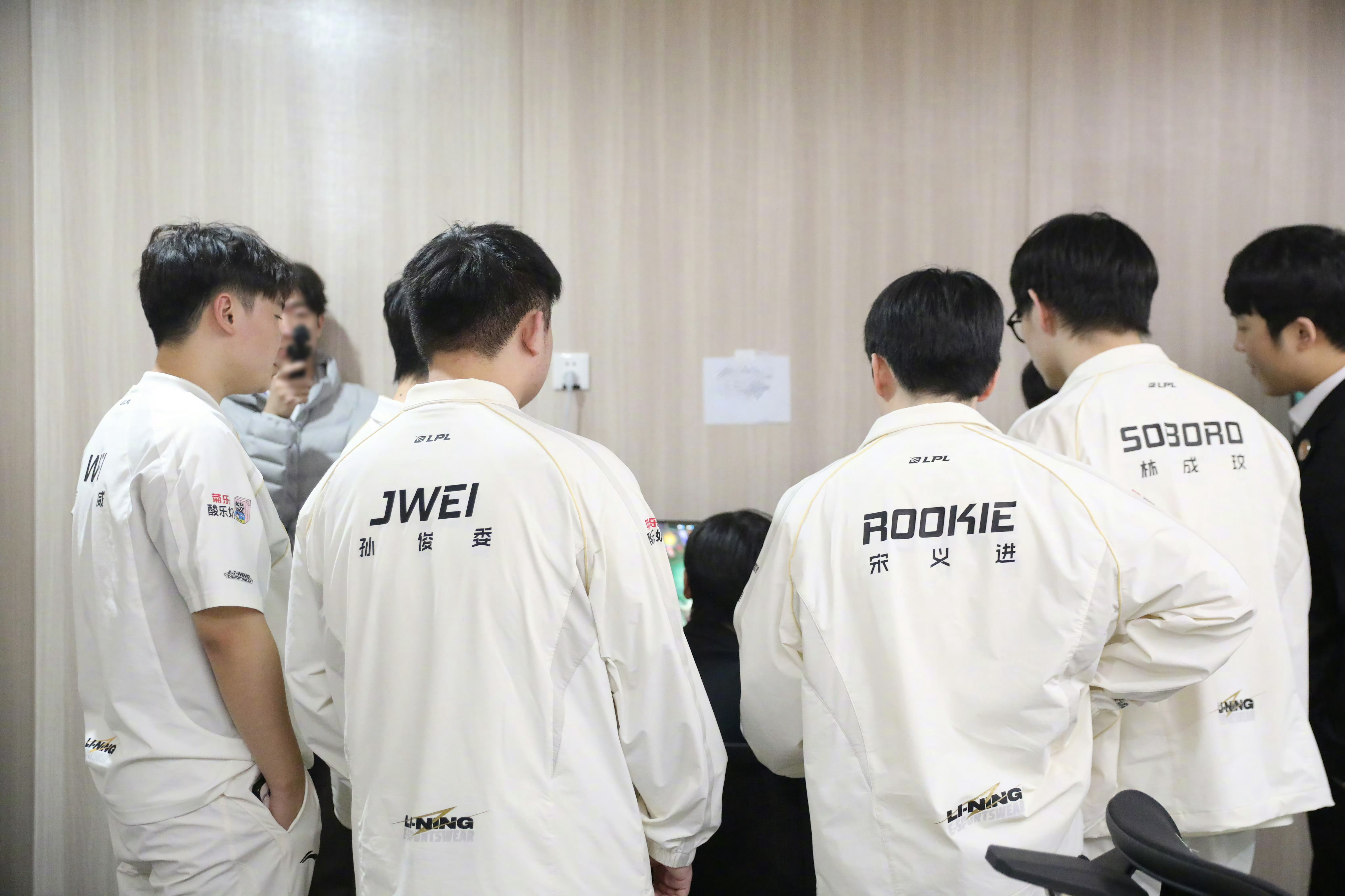 iG首发五人仅双韩援合同到27年 Meiko、Jwei等人合同将在今年到期随着L