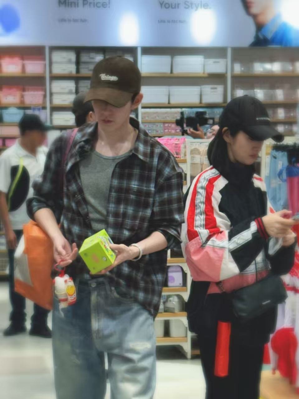 邓为墨西哥逛街背雷霆大包 不得不说，花少8的几位真的没有偶像包袱。昨天还在素颜跳