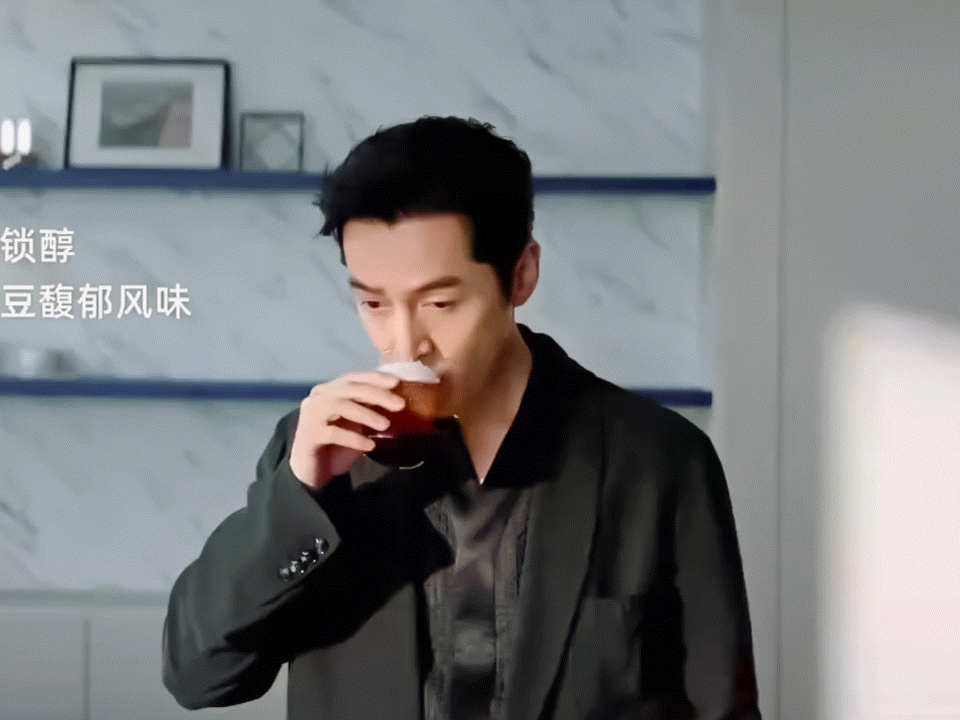 秋天第1个节气一杯醇香咖啡是必须的，尤其喝的是胡歌同款，来一杯