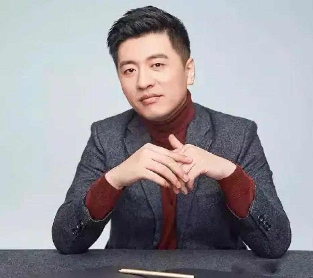 张雪峰曾红着眼说，希望自己走后能登上热搜，成为一代人的回忆。


他懂普通家庭的