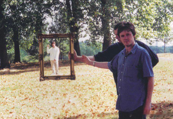 《wonderwall》的封面故事。Oasis封面摄影师Michael Spen