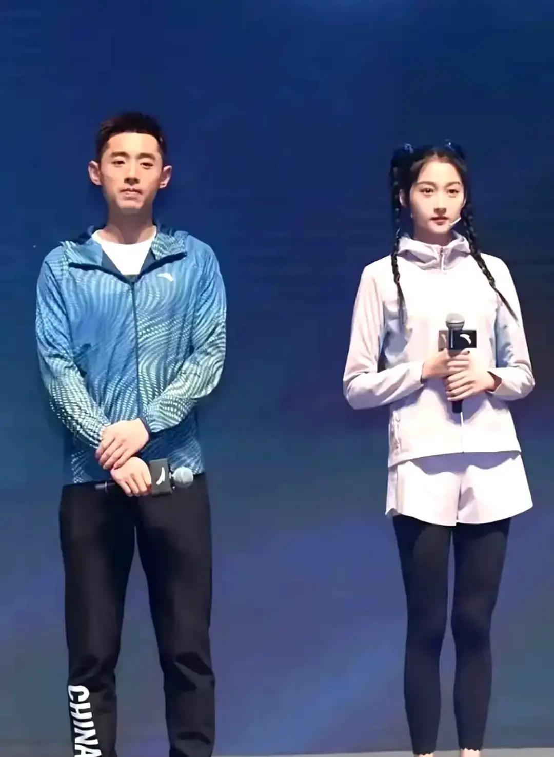 那档综艺里他给她递水挡酒，镜头扫过去像拍偶像剧。
我刷到cut来回看了三遍，满屏