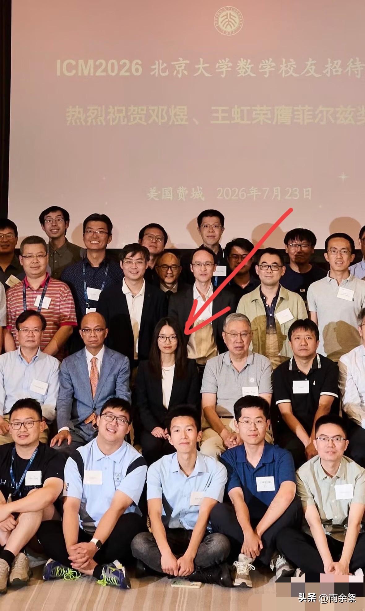 终于明白王虹为何是神一般的存在，瞧，前面一排男性还不都蹲下，让出C位给她！

果