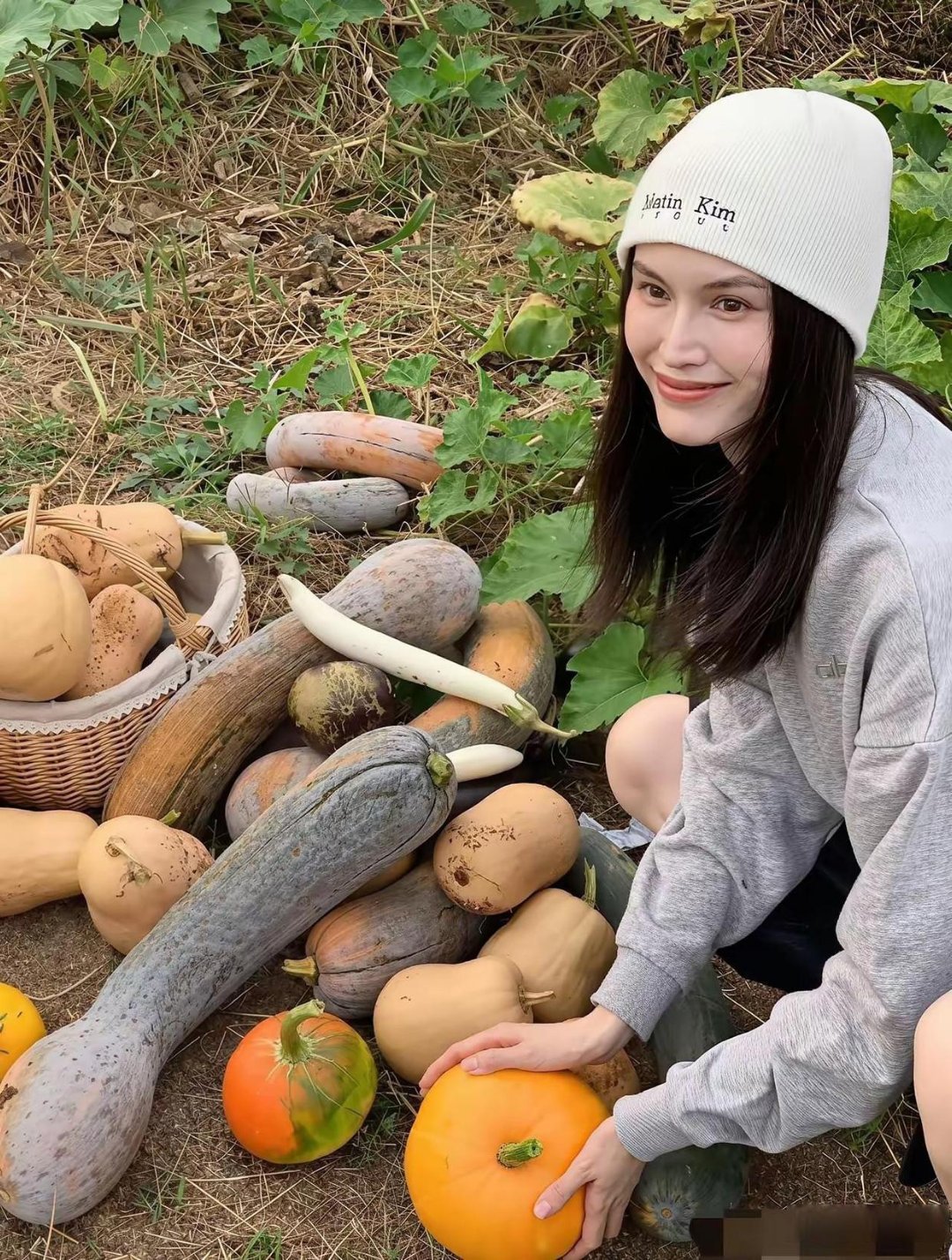 谁能想到，超模何穗穿香奈儿皮靴下地摘菜、拿水管浇地！宽松卫衣+七分短裤+针织帽，