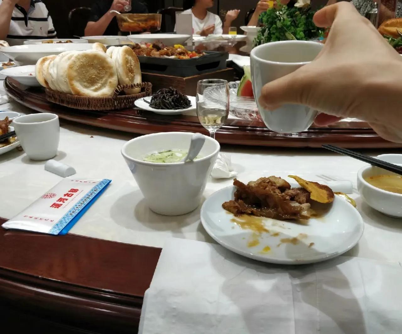30句劝酒俏皮话，万能好用喝酒必背！
家人们，酒局这么说酒友爆笑，不离场

1、