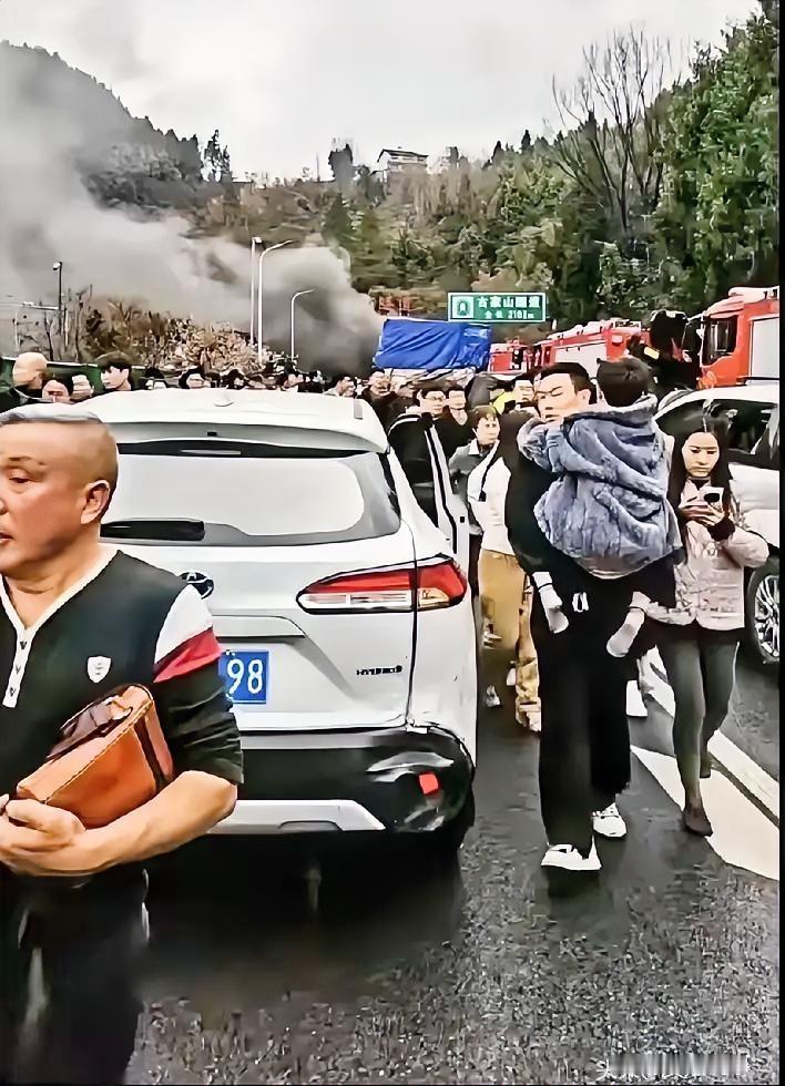 隧道惊魂！货车自燃，果香混焦烟弥漫……
 
古家山隧道内，车辆正常通行间，一股刺