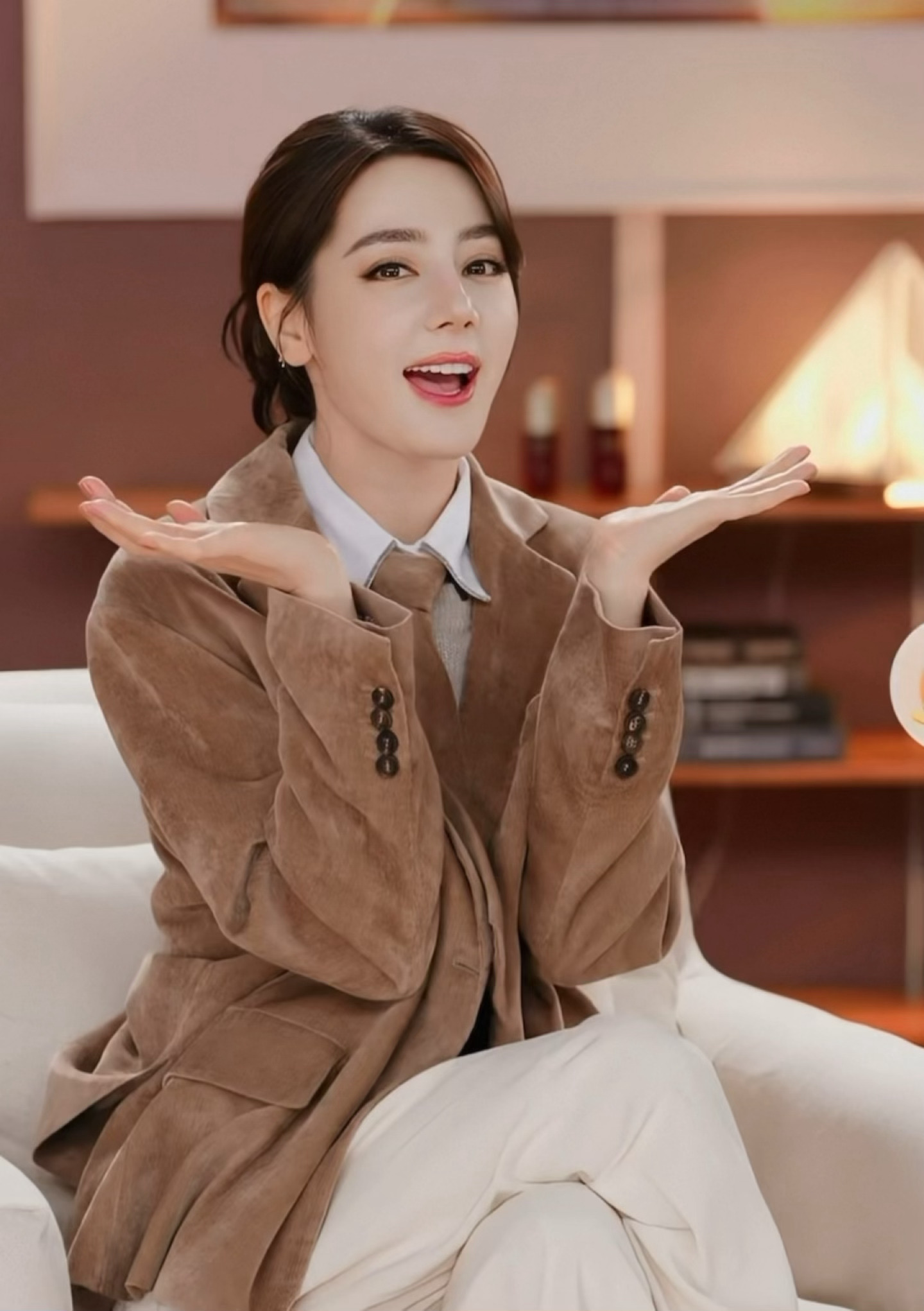 我以被萌晕，此女怎么这么可爱迪丽热巴emoji三连拍迪丽热巴复刻emoji拍照好