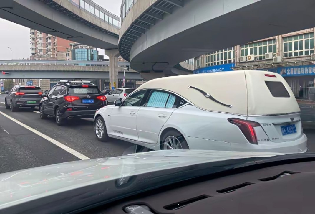 上班路上看到这辆车，还挺复古的，不懂就问这是什么车？头一次见。 ​​​