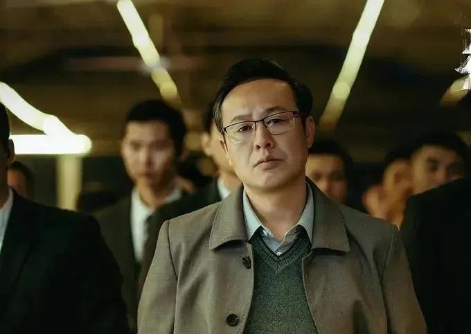 演员张颂文在片场归还粉丝礼物的暖心瞬间！
 
张颂文在剧组拍摄期间，收到了粉丝赠