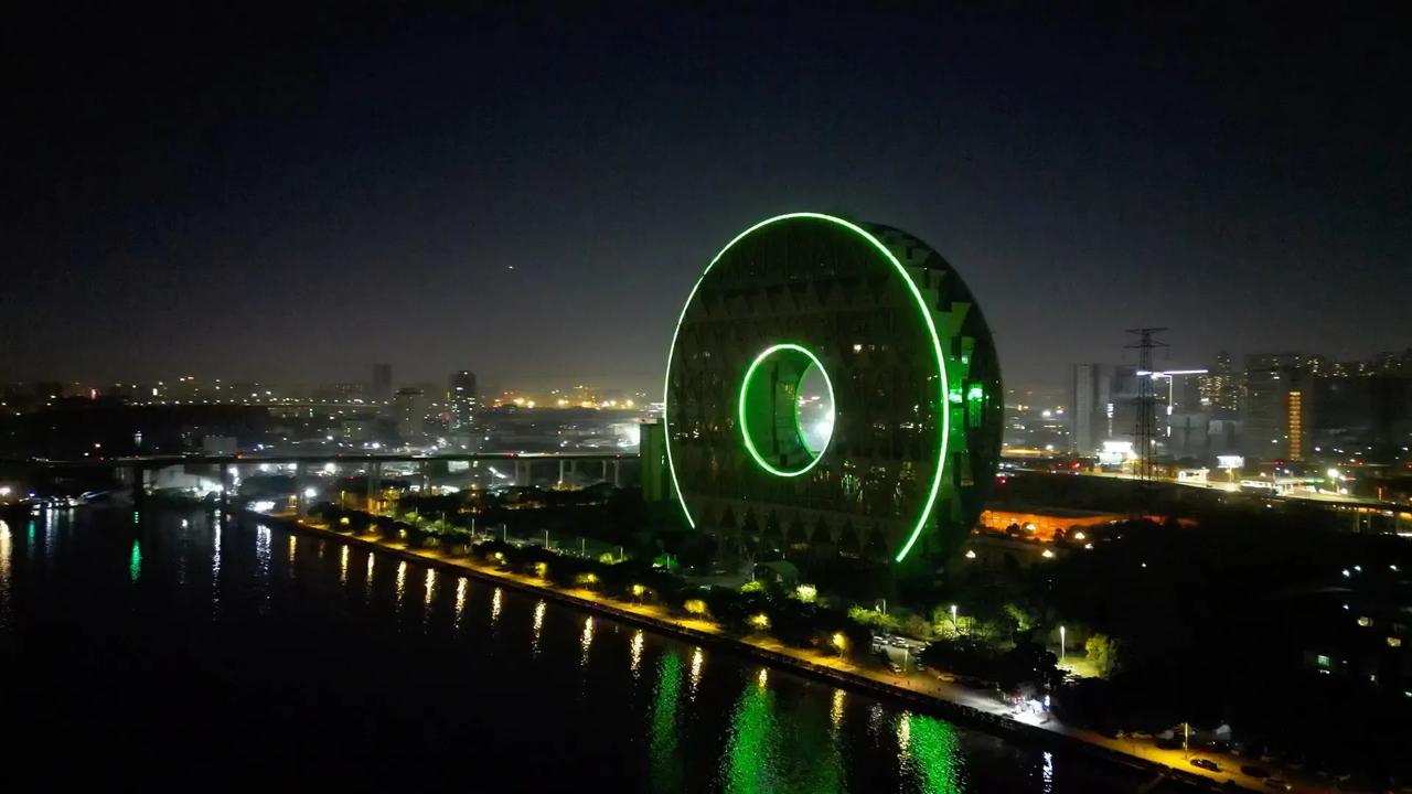 在中山回广州的路上，被这幢别具一格的地标性建筑物深深吸引着，真的很有意思，远看似