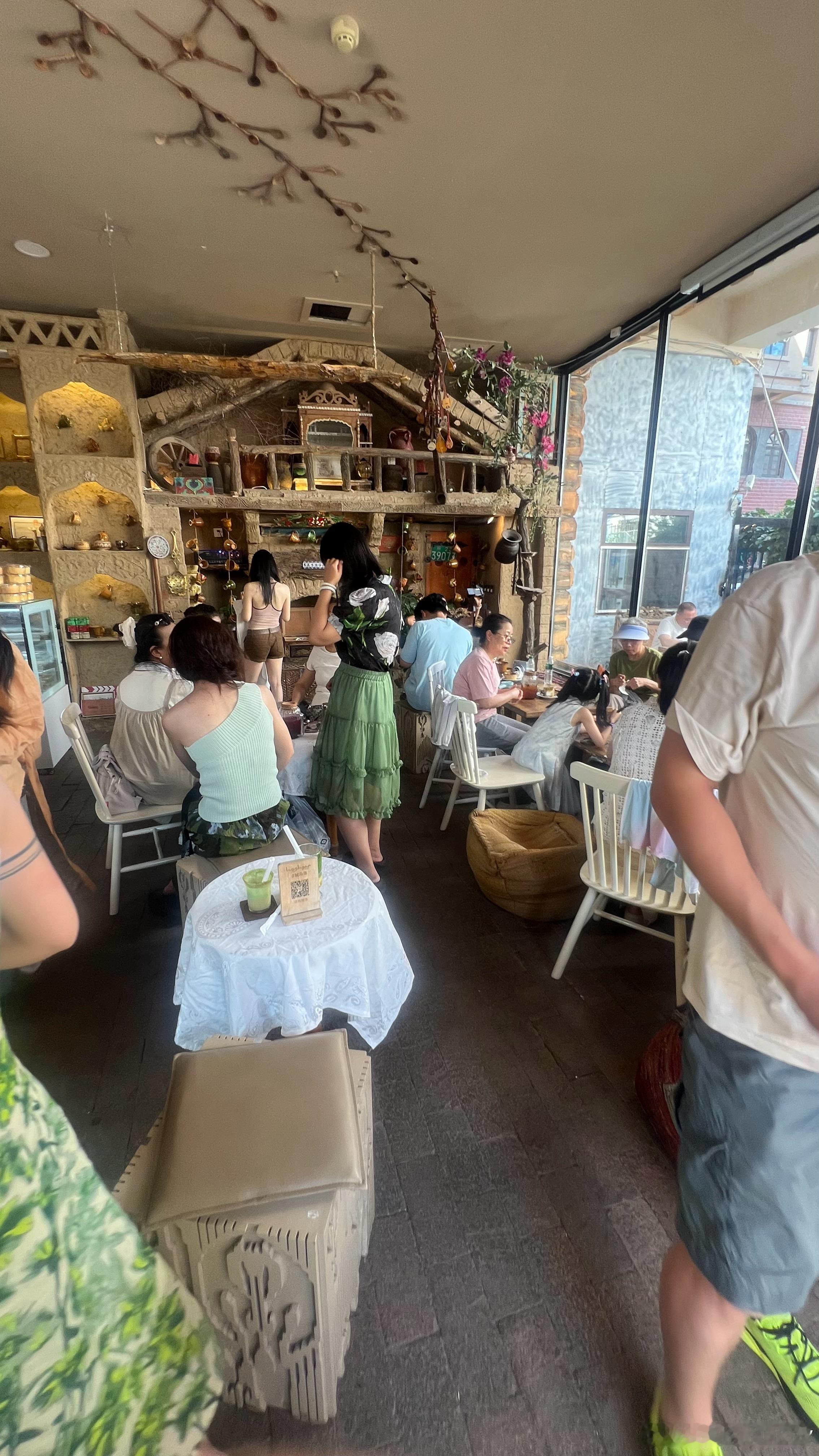 打卡一家乌鲁木齐的网红咖啡店，全是女生在拍照，感觉不适合我 乌鲁木齐·老城角落咖