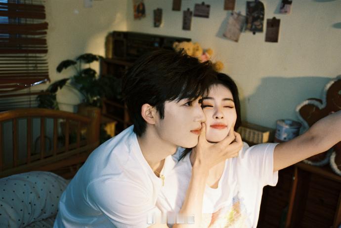 王星越白鹿居家风合照 现煮泰式橙居家氛围感直接拉满！温柔又甜蜜，甜度刚刚好超上头