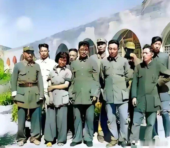 那个时候，延安四大美女之一，她竟然没有一双，两只一样的鞋[悲伤] 