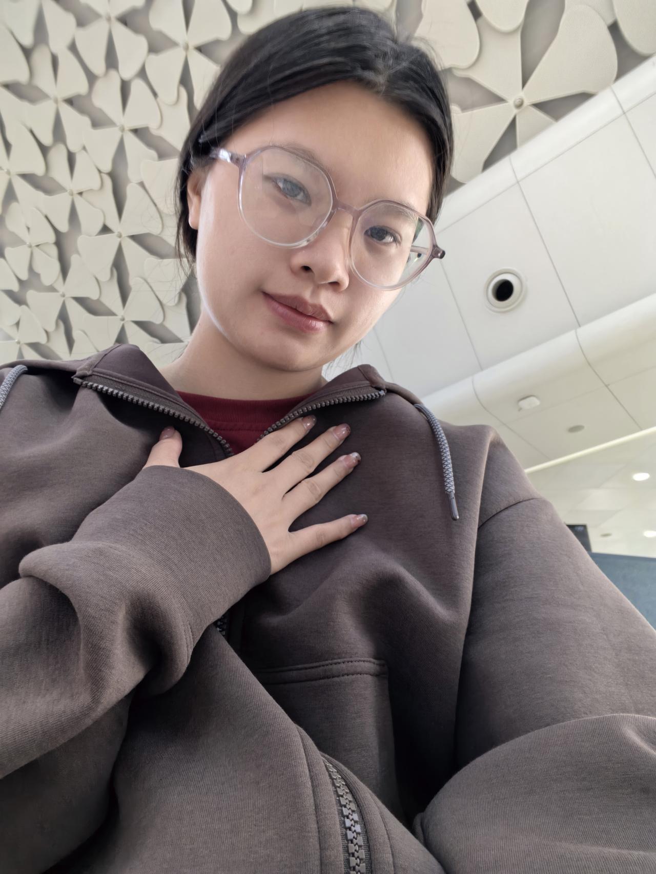 哆嗦着双肩，我感到寒气透骨，跟机场里穿着短袖热聊的其他人格格不入。
今天室外温度