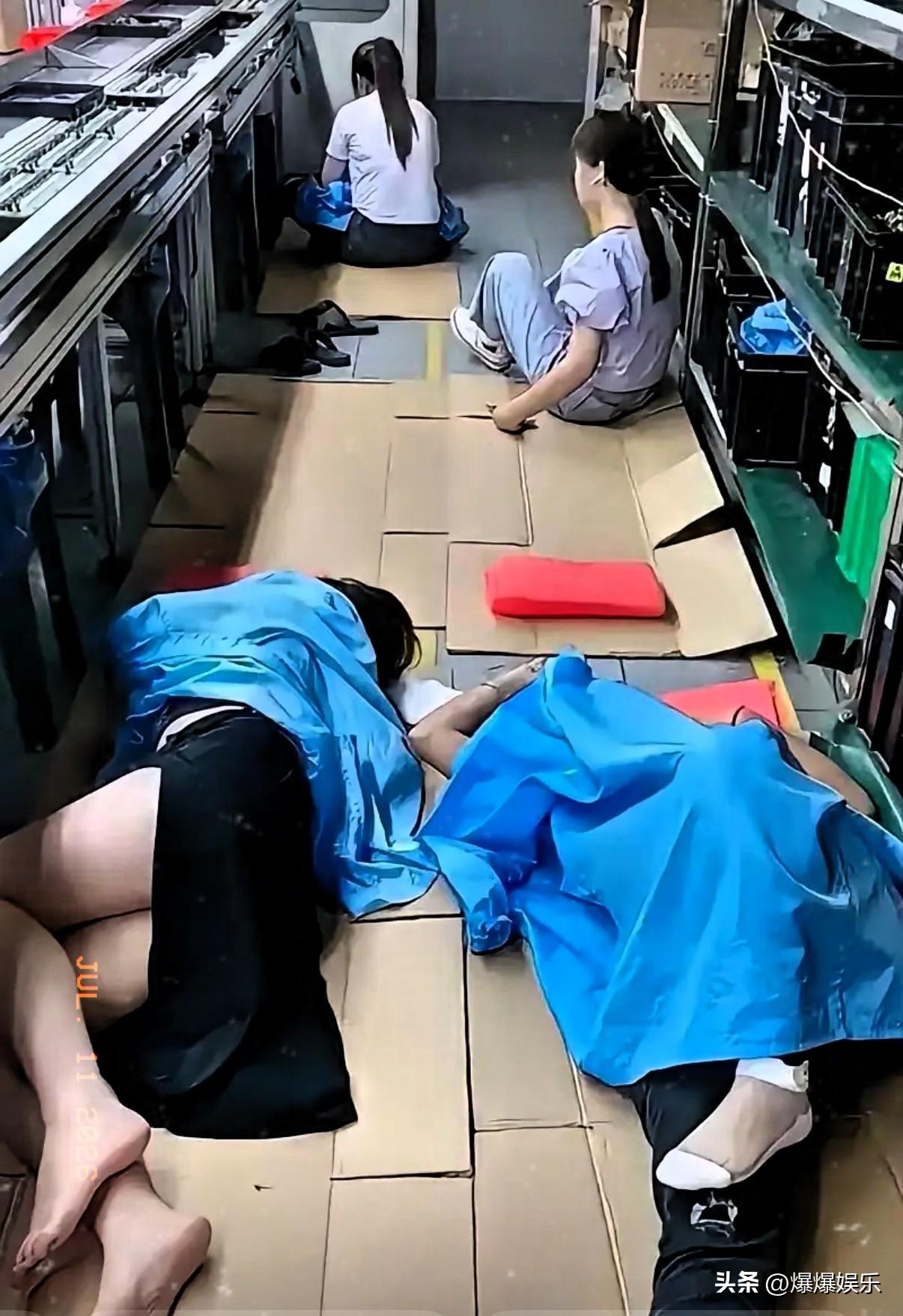在外打拼从来都没有想象中轻松，一张现场画面看得不少网友心生感慨。几名正值青春年华