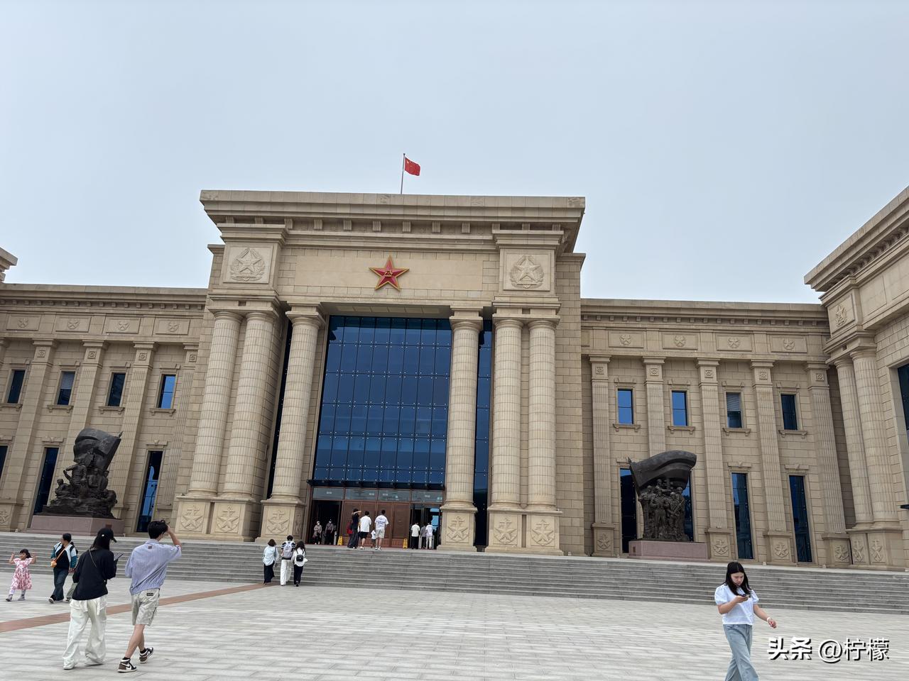 1. 分享随手拍的景色 偶遇风光，随手珍藏细碎美好
​
2. 寻常烟火，满目风光