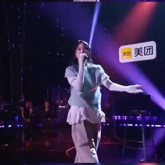 6月20日，窦靖童引起热议，原因是耳帝点评了窦靖童在《歌手2026》舞台上演唱的