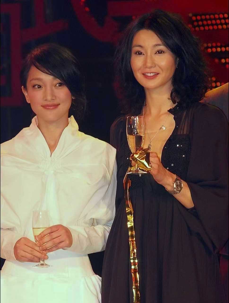 【来自投稿】2007年，张曼玉与周迅出席Olay品牌活动 