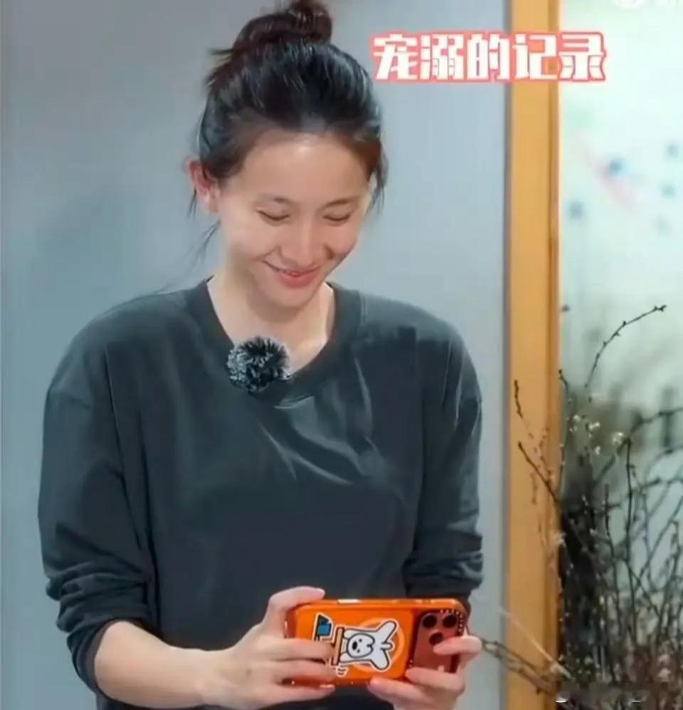 张豆豆承担的镜头很难呈现4月30日，孙杨游泳，张豆豆拍照，一脸慈母笑，网友纷纷留