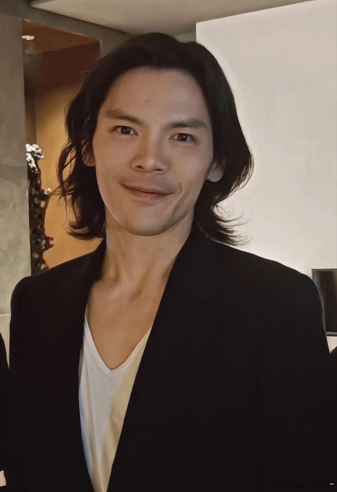 向佐终于迎来自己的回旋镖向佐用短剧证明自己，拳拳到肉没替身。从被调侃到被认可，这