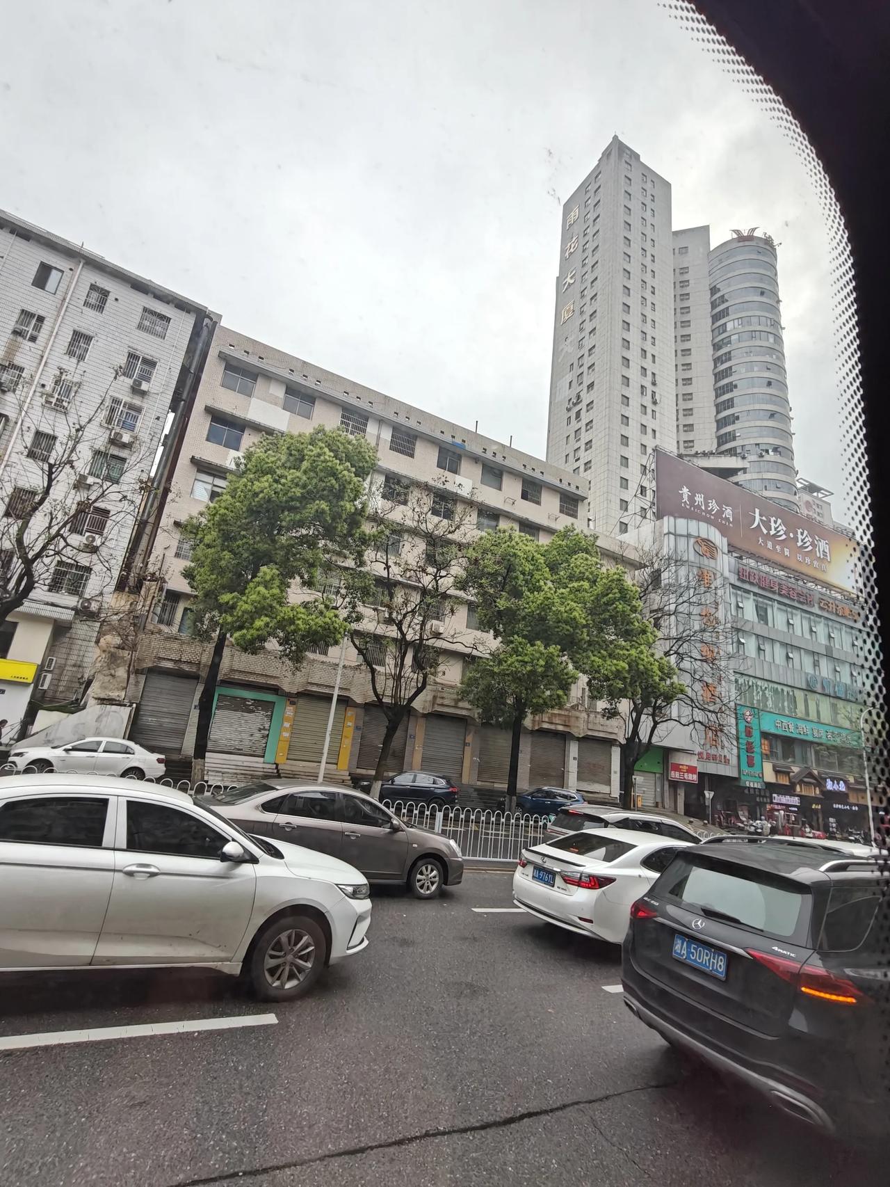 长沙的雨花区政府以老郊区政府为基础，最早在识字岭的雨花大厦为办公大楼，那时一栋楼