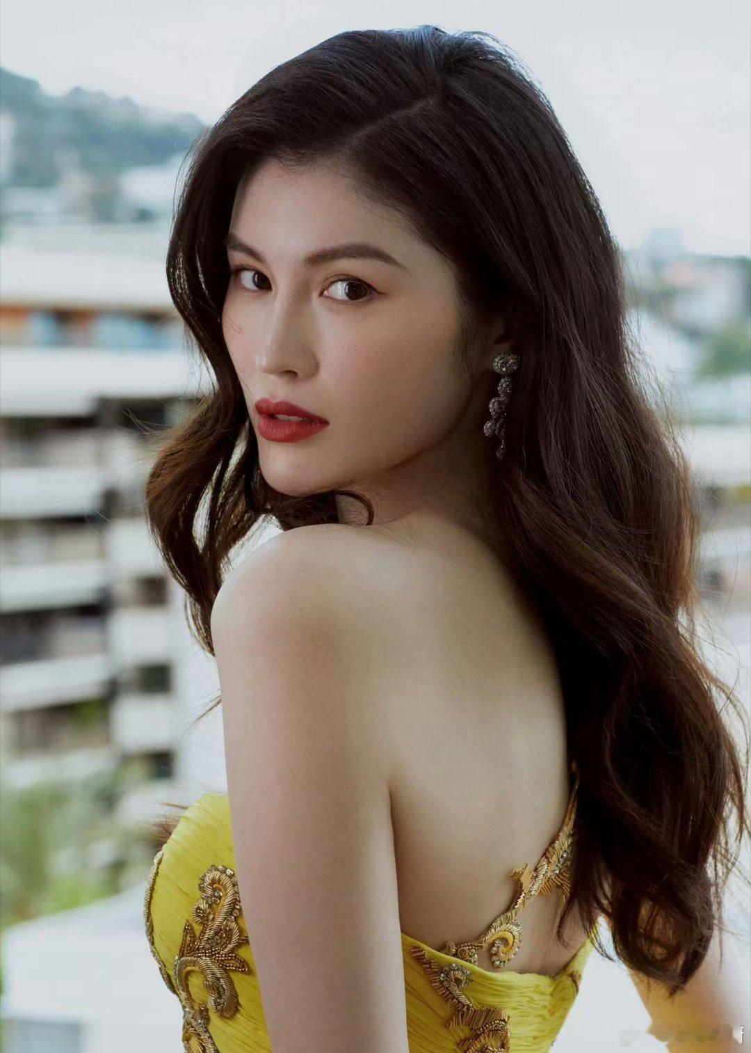 何穗这组造型也太好看了，状态完全能打，说她没去维密面试我是真不信哈哈。何穗根本没