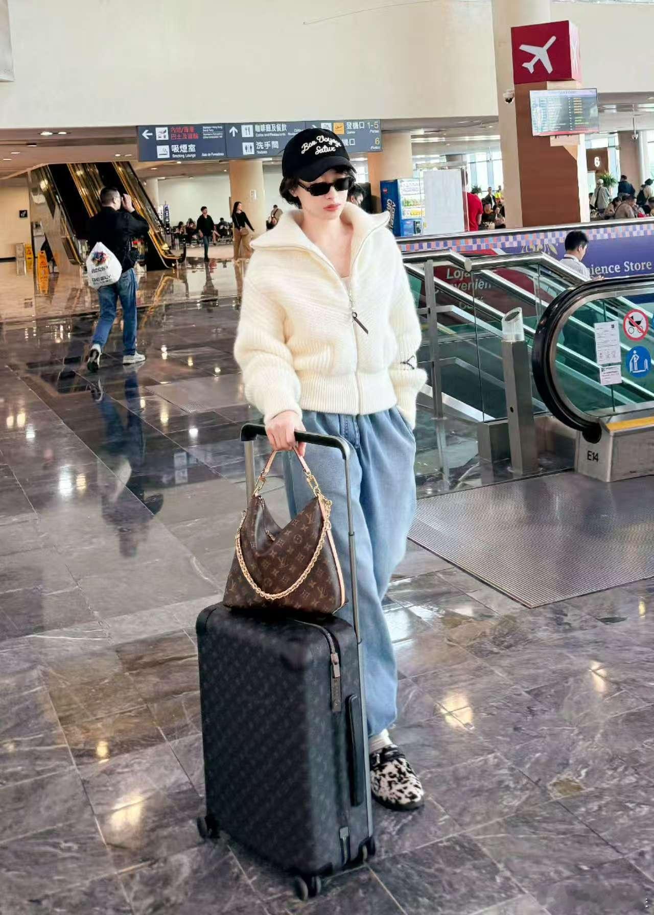 宋茜机场plog，上翘发尾好可爱，