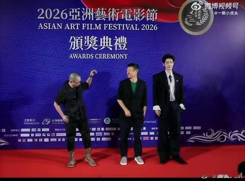 肖战带着孔笙兰晓龙两个小朋友走红毯孔笙兰晓龙在肖战旁边打闹孔笙导演和兰晓龙在肖战