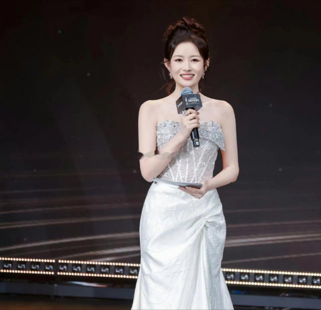 庞铮被骂真不冤！作为主持人，在星光大赏上频繁出错，结果道歉文里就只给贺峻霖道了歉