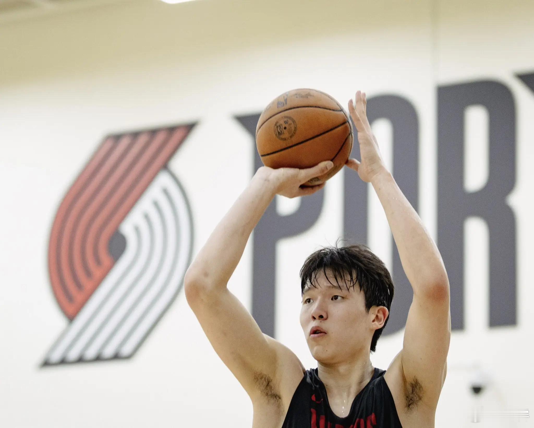 昨天库里在决胜时段狂点约基奇，约老师防挡拆拼死上抢夹击库里，累的加时赛中直接虚脱