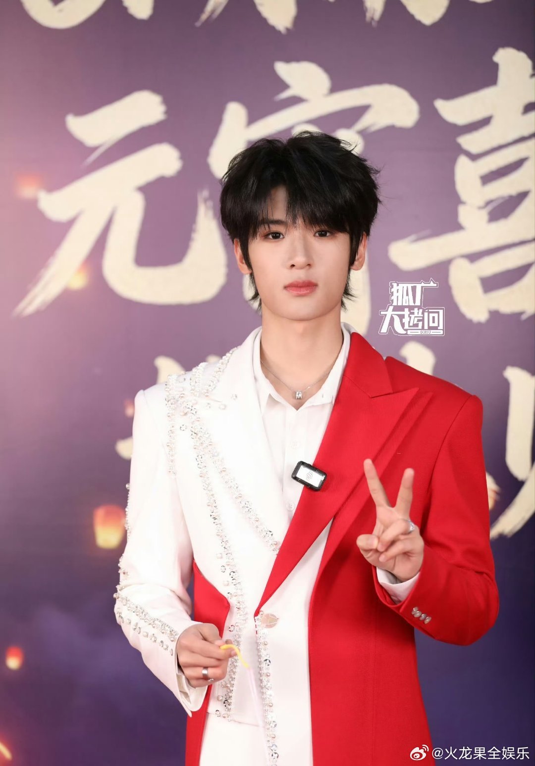 张峻豪元宵晚会路透张峻豪发巧克力湖南卫视元宵喜乐会 阿顺的元宵晚会路透来了，好帅