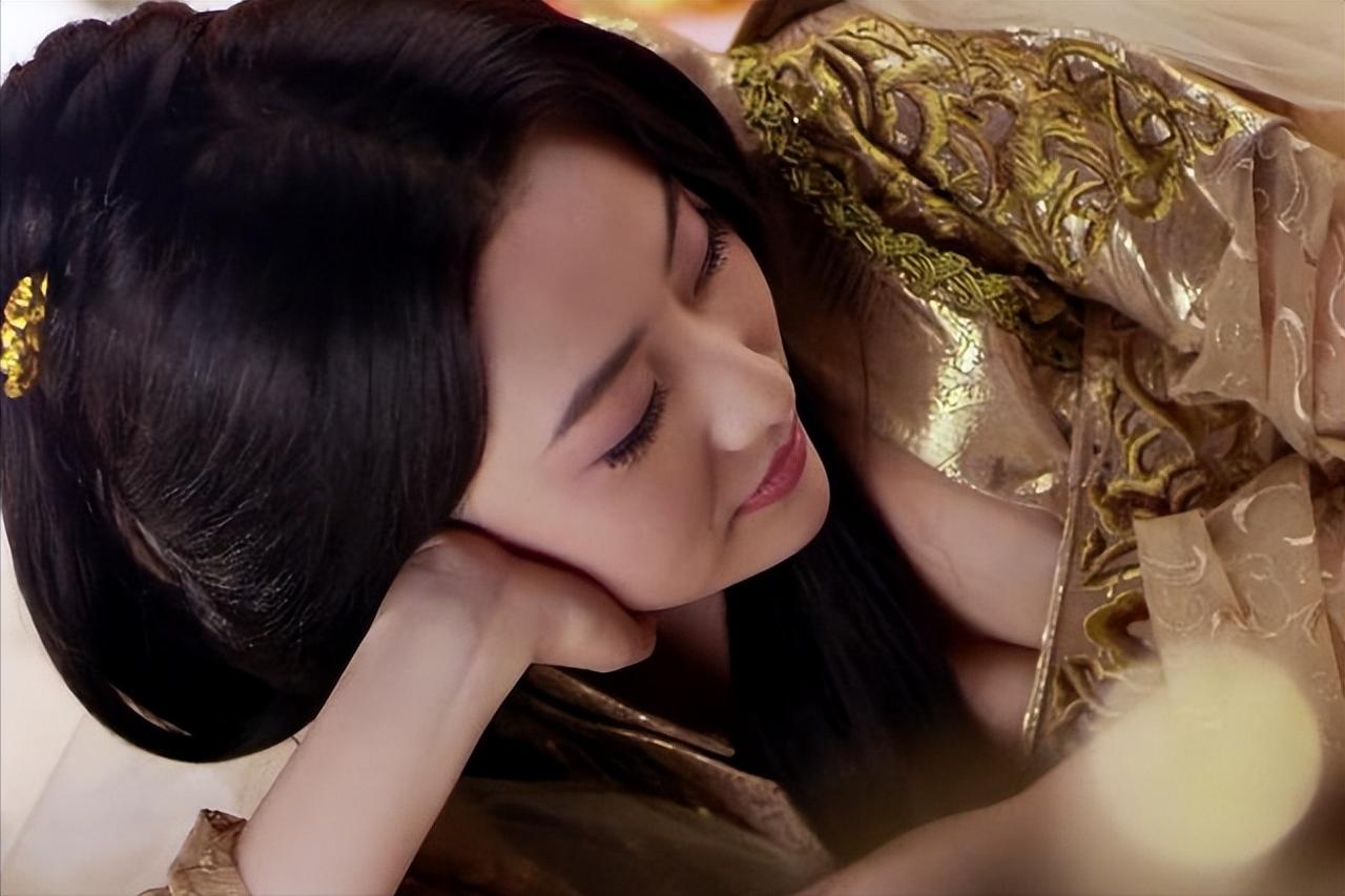 她是历史上最抢手的女人，论美貌能与四大美女比肩，论经历更是堪称传奇。她一生被六位