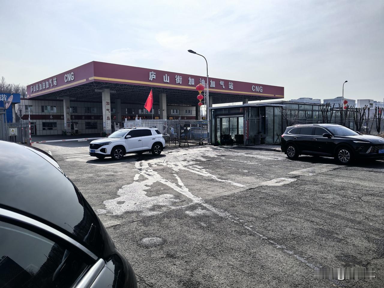 今天我前往乌鲁木齐经济技术开发区的一个加油站加油、洗车，之后返回市中心。沿途我发