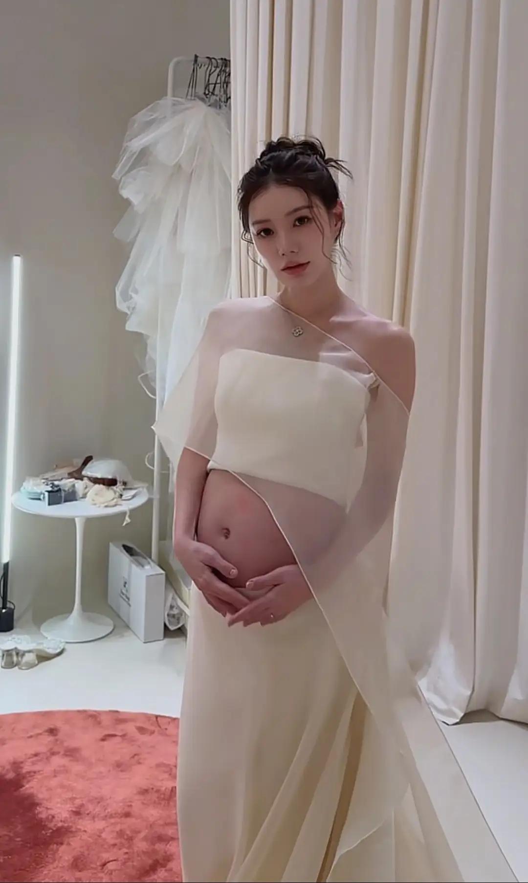 汪小菲的现任老婆马筱梅万万没想到，自己发个孕妇写真却被网友纷纷猜测这胎是女孩。