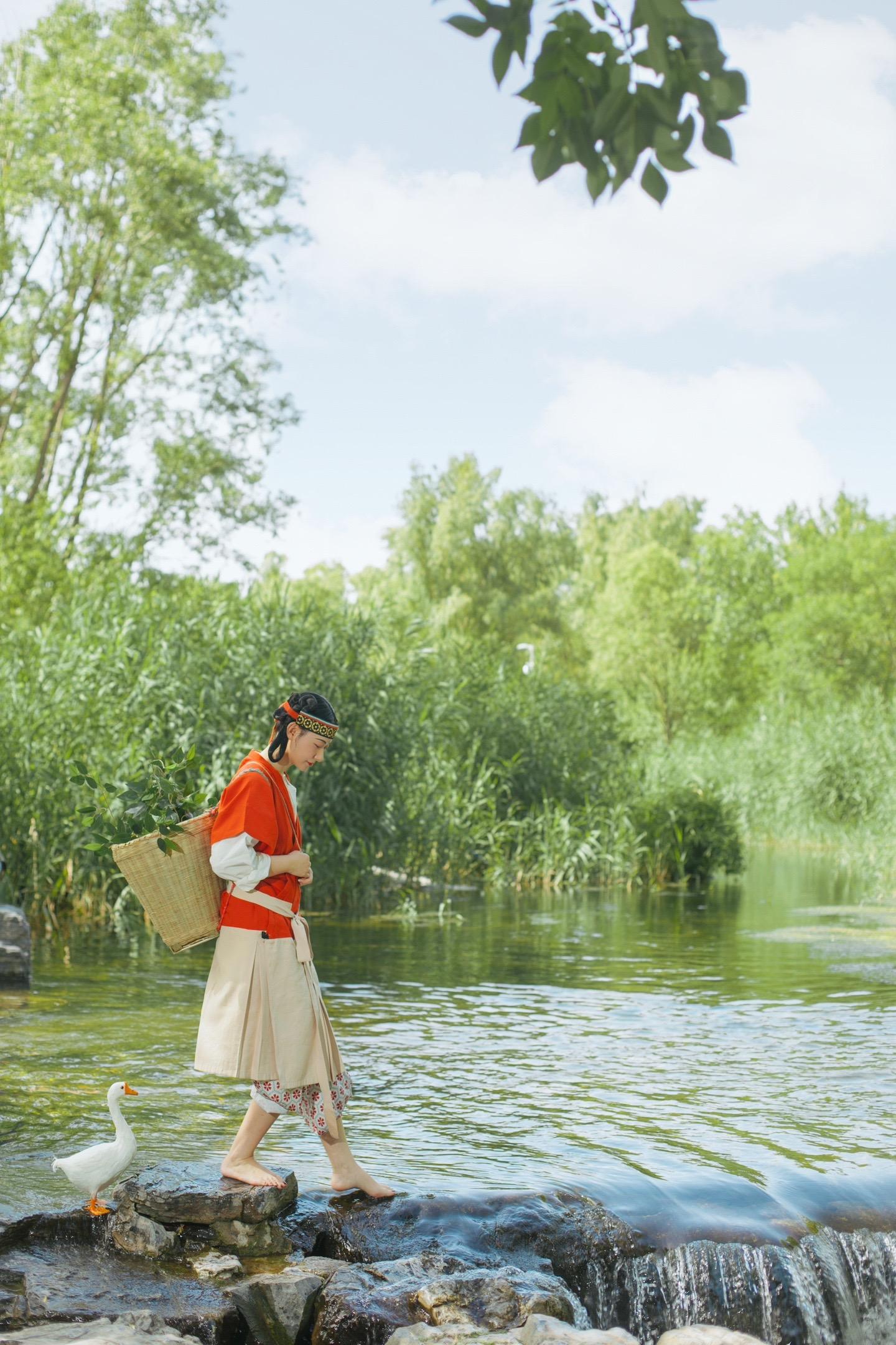 悠悠夏日长｜大唐打工人·盛夏放鹅的小姑娘。✨今天是在小溪边放鹅的大唐打...