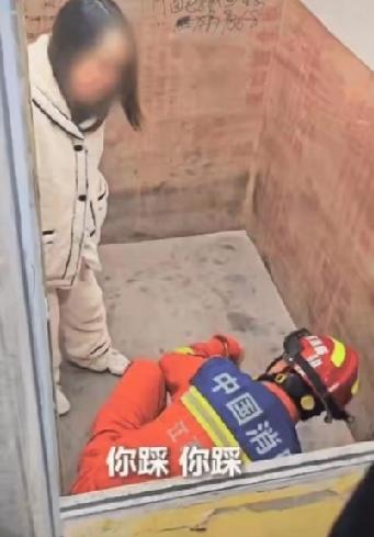 上人民日报！萍乡消防员跪趴当“人肉台阶”，这一幕看哭无数人
 
上人民日报了！江