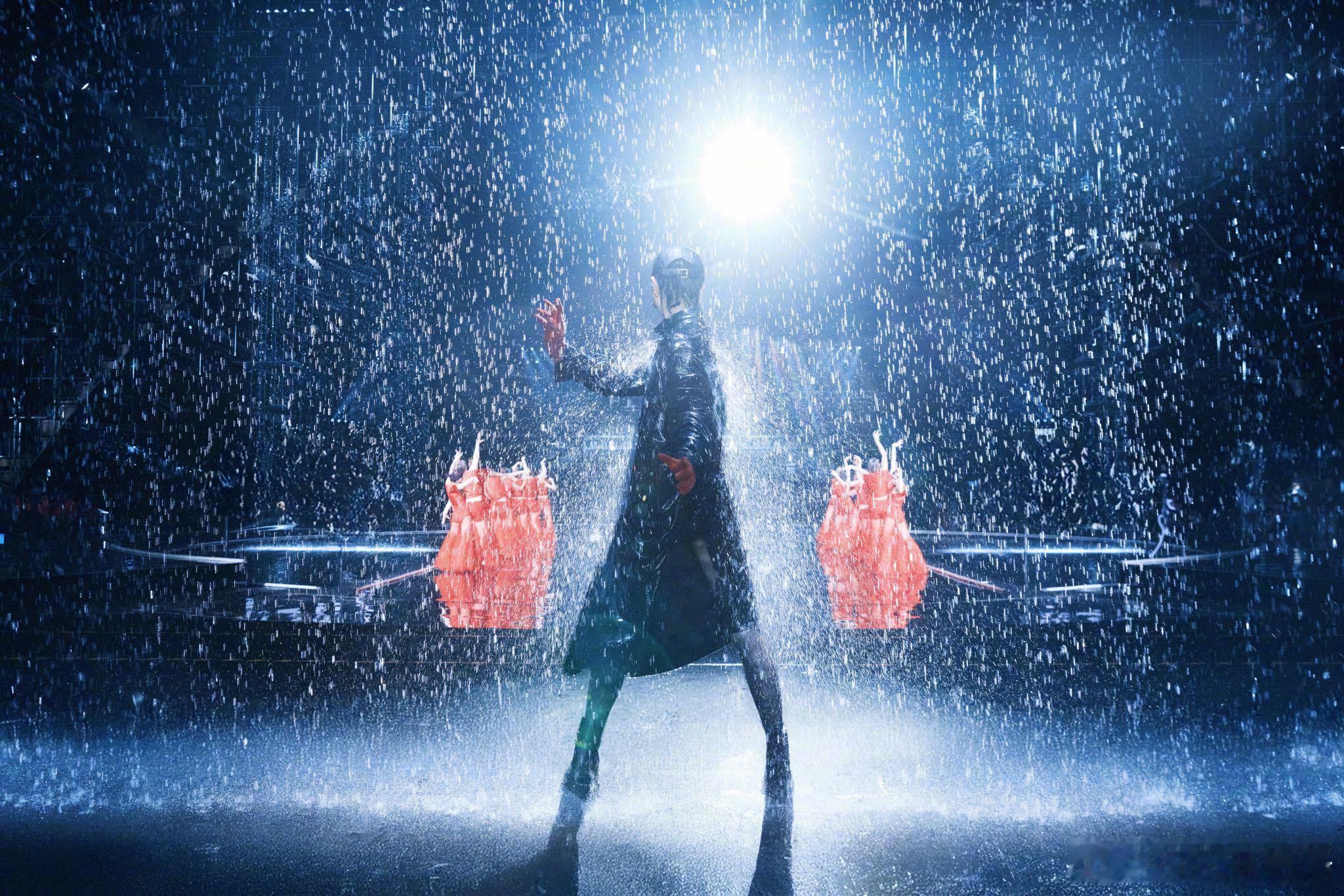 雨中起舞的李宇春太燃了 江苏跨晚零点压轴大秀直接封神！暴雨倾洒搭配水幕特效，灯光