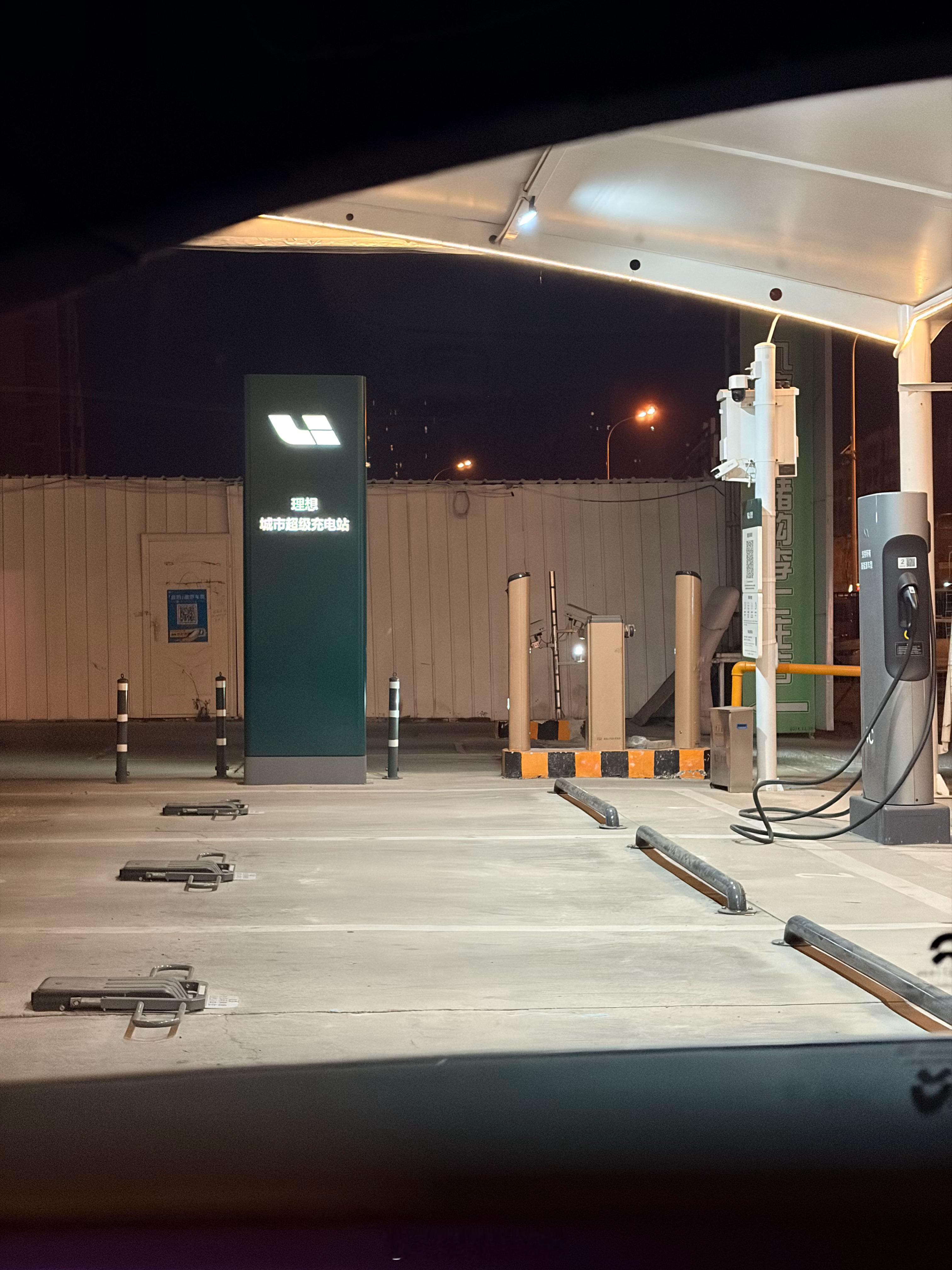 来理想家拼个好电挺不错的城市4C超充站，不过为啥他们都去对面呢？挺大一个场站就我