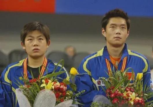 这张照片摄于2005年第48届世界乒乓球锦标赛期间，这对混双组合，我只认出了右侧