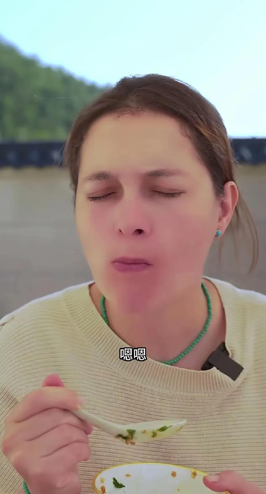 其实大家注意看，奇娜离世之前，她的身体是有征兆的！
仔细看奇娜的眼睛，她的眼睛内