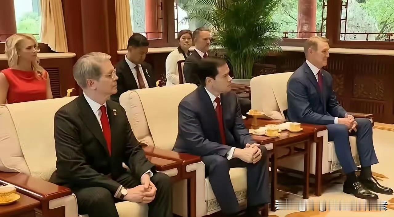 来了中国以后，美国政客那该死的松弛感也不见了？看图他们基本上系的都是红领带，坐姿